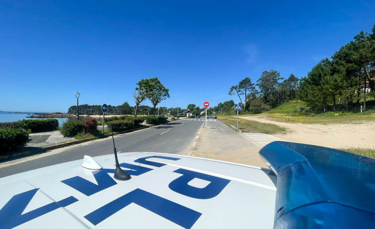 La Policía Local de A Pobra implanta en el verano el sentido único de la circulación de vehículos en el vial de acceso a la playa de Cabío