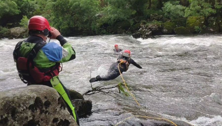 Los socorristas del Labora Xove hacen prácticas en el río Ulla