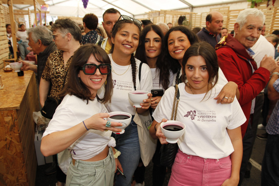 La LI Festa do Tinto abre apetito con París de Noia y mañana empieza a servir “cuncas de viño”