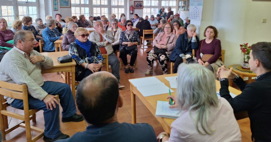 Los vecinos de Corrubedo trasladan al Gobierno de Ribeira sus demandas de mejora de la accesibilidad