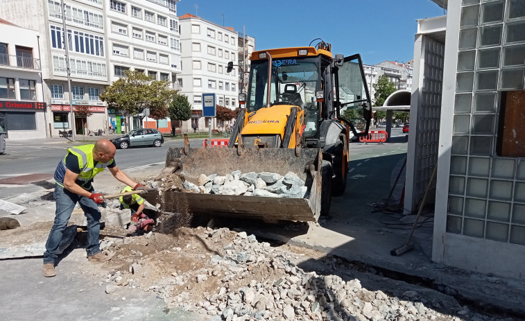 La Brigada Municipal de Obras de Ribeira acomete trabajos inacabados relacionados con la parada central de autobuses
