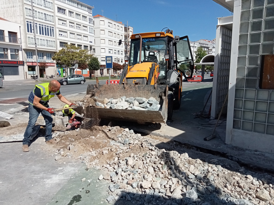 La Brigada Municipal de Obras de Ribeira acomete trabajos inacabados relacionados con la parada central de autobuses