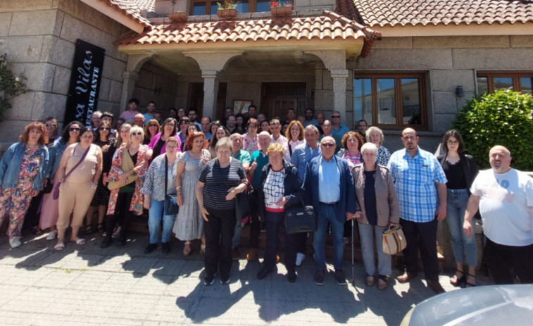 Alrededor de 90 personas celebran el 30 aniversario de la asociación A Creba con una comida de confraternidad