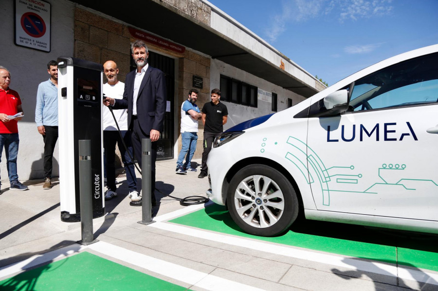 La Plaza de Abastos de Vilagarcía estrena cargadores de coches eléctricos y placas solares que dan energía hasta un radio de dos kilómetros