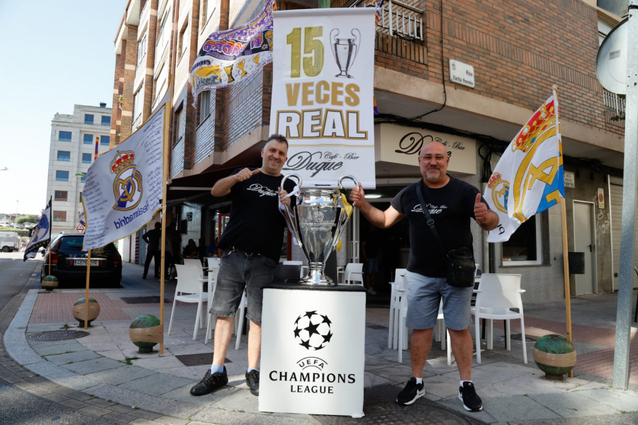 La Champions ya está en Vilagarcía: El Bar Duque, templo madridista, amanece con la orejona