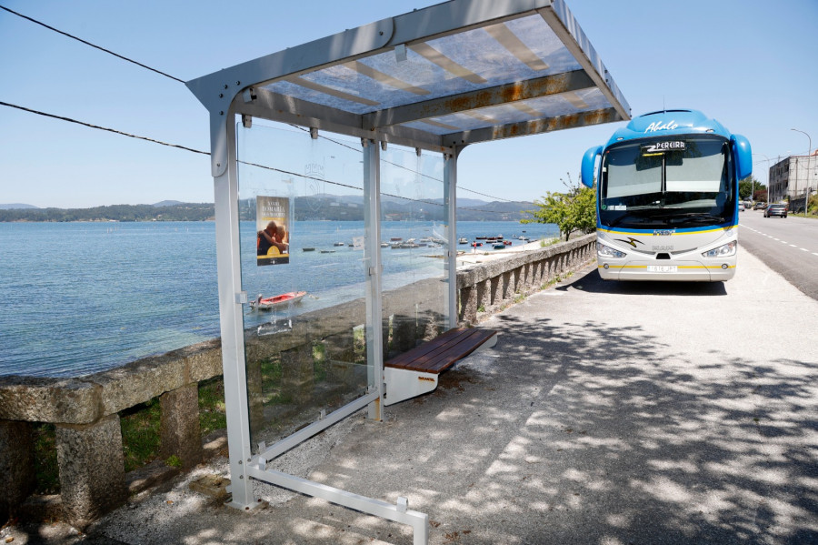 Vilagarcía reparará una quincena de marquesinas de bus con vidrios rotos