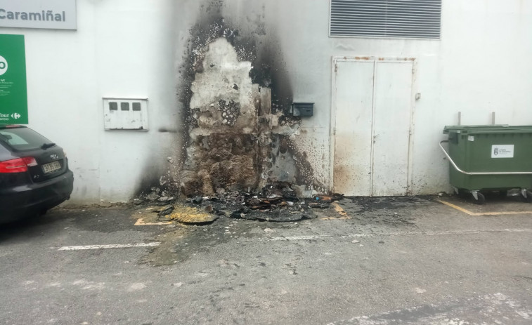 Incendiados nuevamente cuatro contenedores de basura en el casco urbano de A Pobra