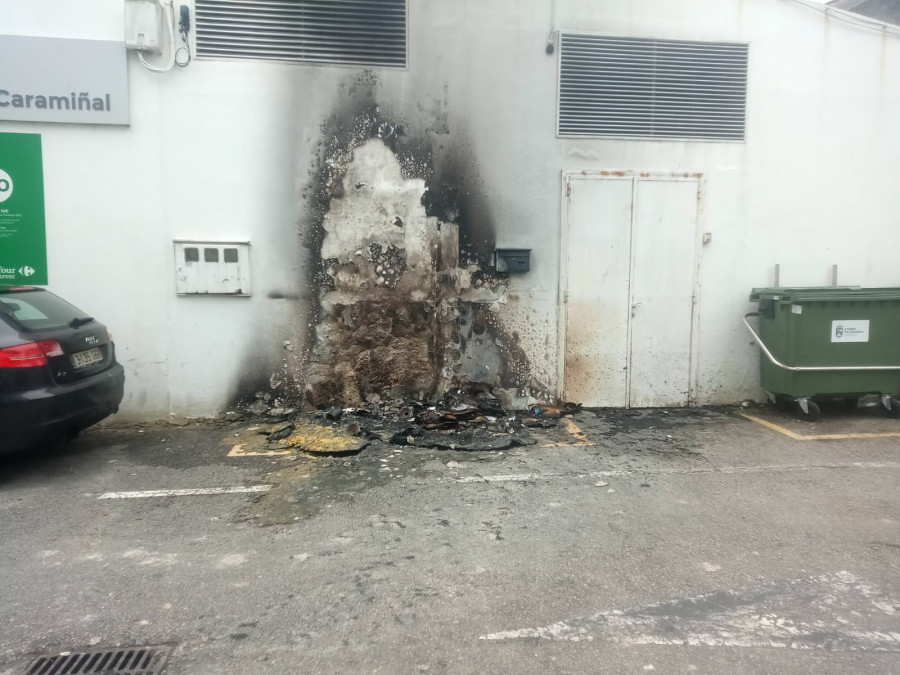 Incendiados nuevamente cuatro contenedores de basura en el casco urbano de A Pobra