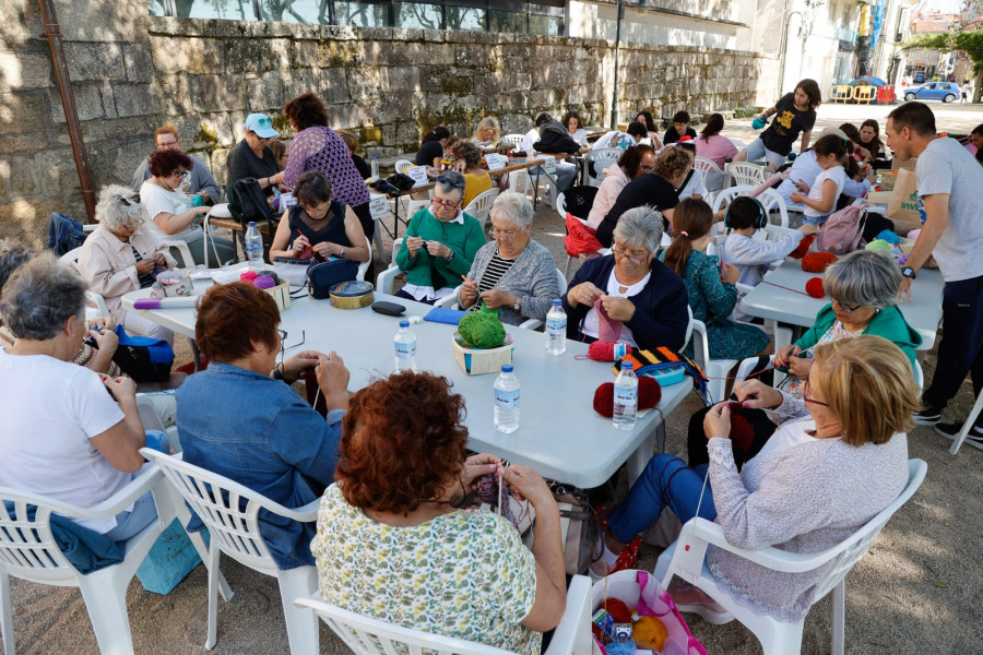 El Día Mundial de Tejer en Público se celebra en Cambados
