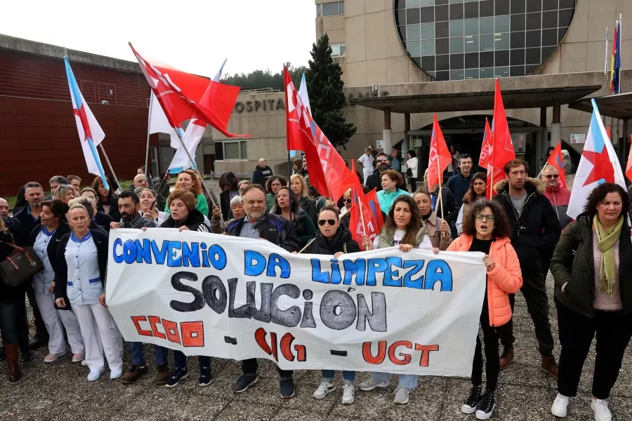 El sector de la limpieza de edificios se concentra ante el Hospital do Salnés y el Concello de Vilagarcía por el convenio