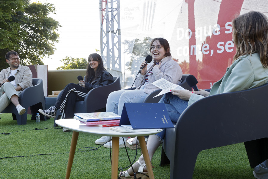 Los versos vuelan libres en busca de lector en "Vilagarcía, Cidade de Libro"
