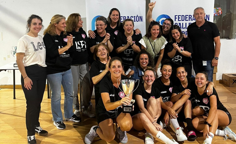 Las jugadoras del Arousa Pádel levantan la copa de campeonas autonómicas