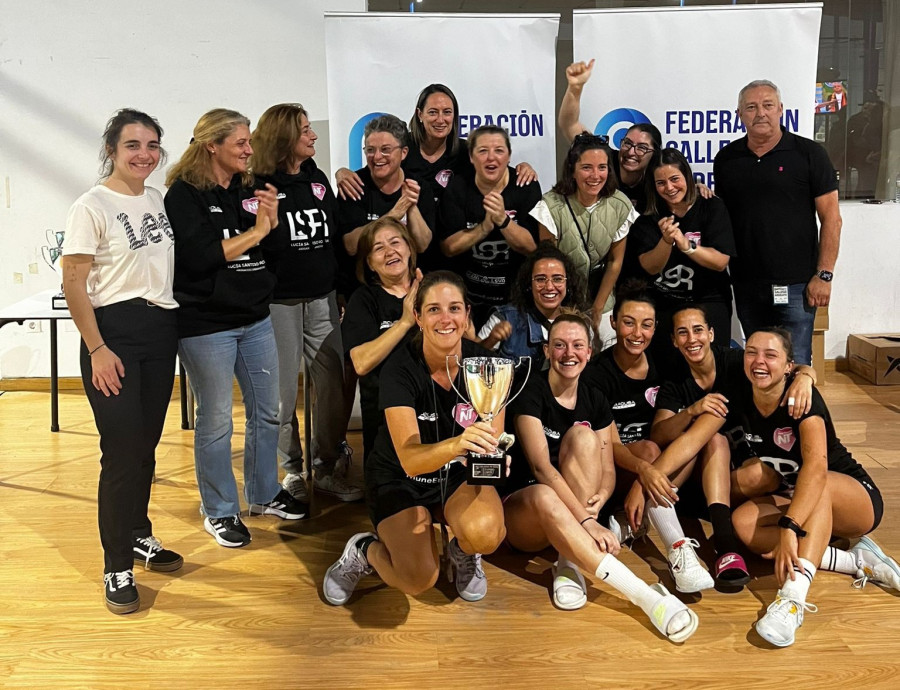 Las jugadoras del Arousa Pádel levantan la copa de campeonas autonómicas