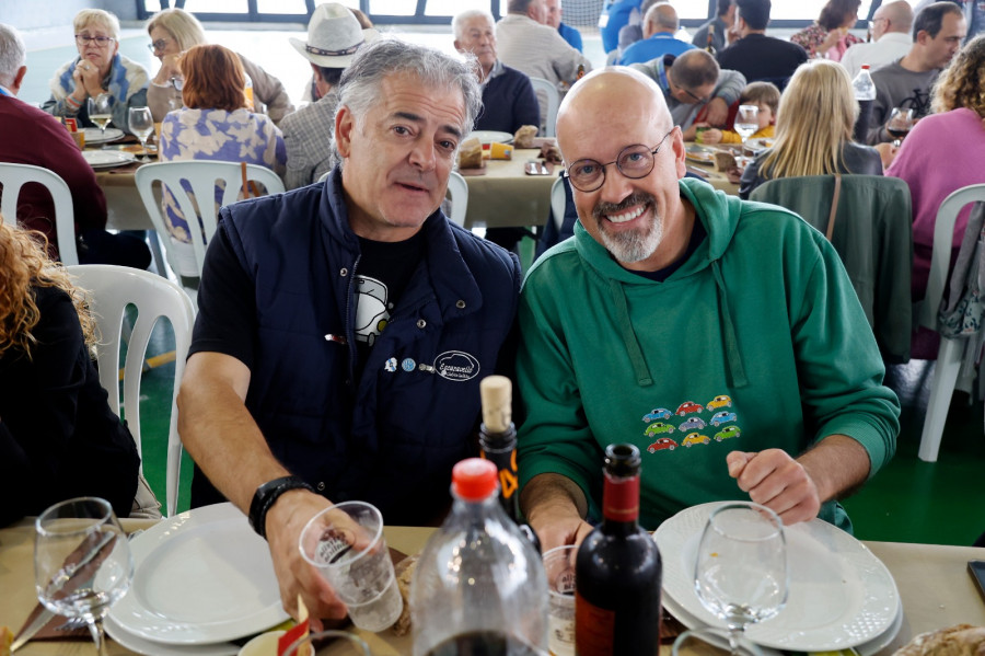 La concentración de “Escaravellos do Salnés” se despidió con un gran banquete en el pabellón de Xil