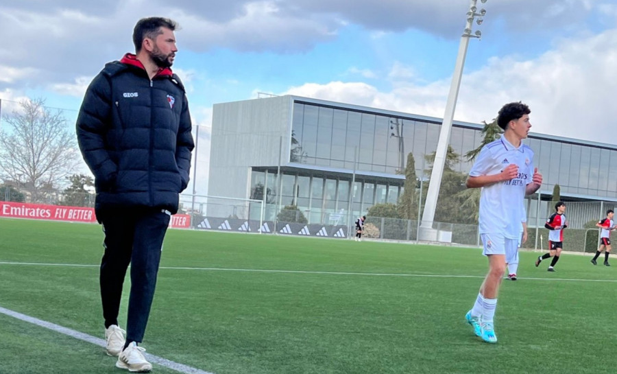 El Arosa promociona al técnico de la cantera Iván Vázquez al primer equipo