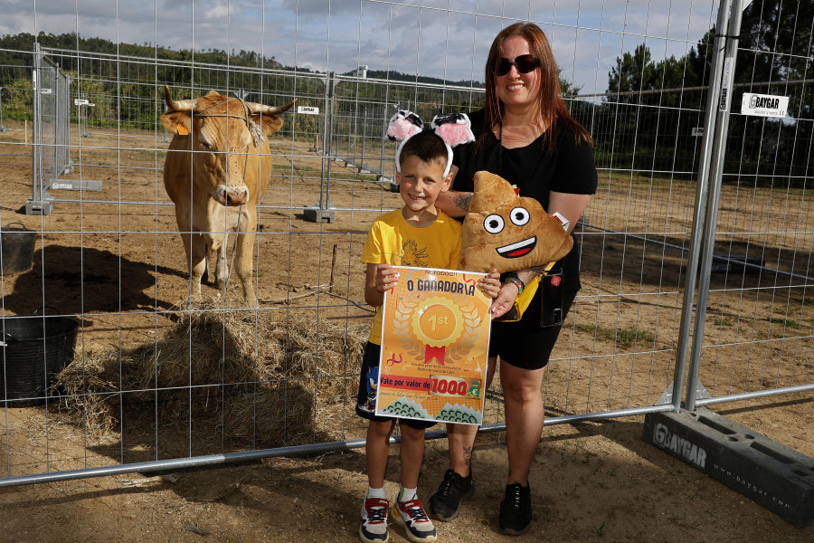 Las deposiciones de una vaca en Cea valen 1.500 euros en una primera edición de la fiesta con éxito de participación