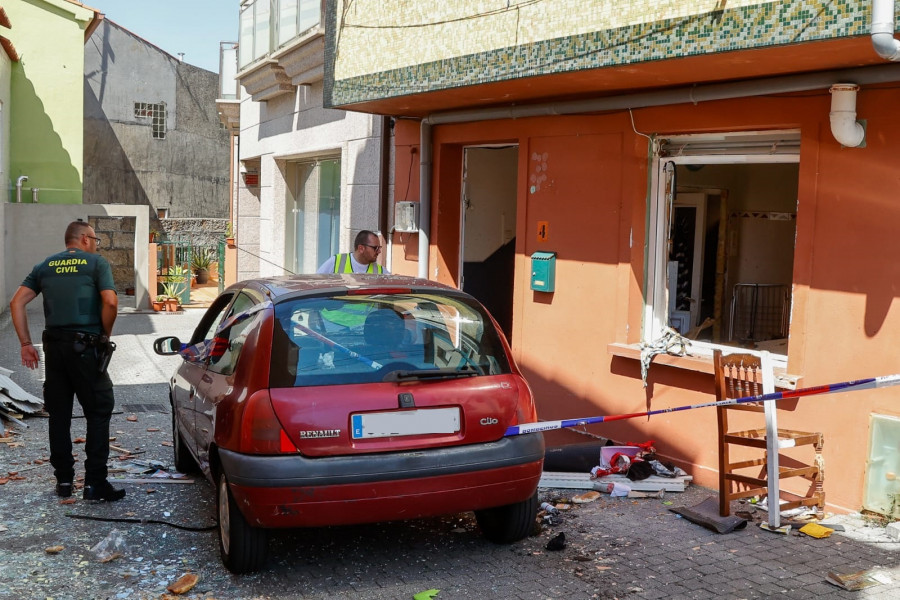 La explosión de una casa en A Illa por una fuga de gas deja una herida grave y cuantiosos daños
