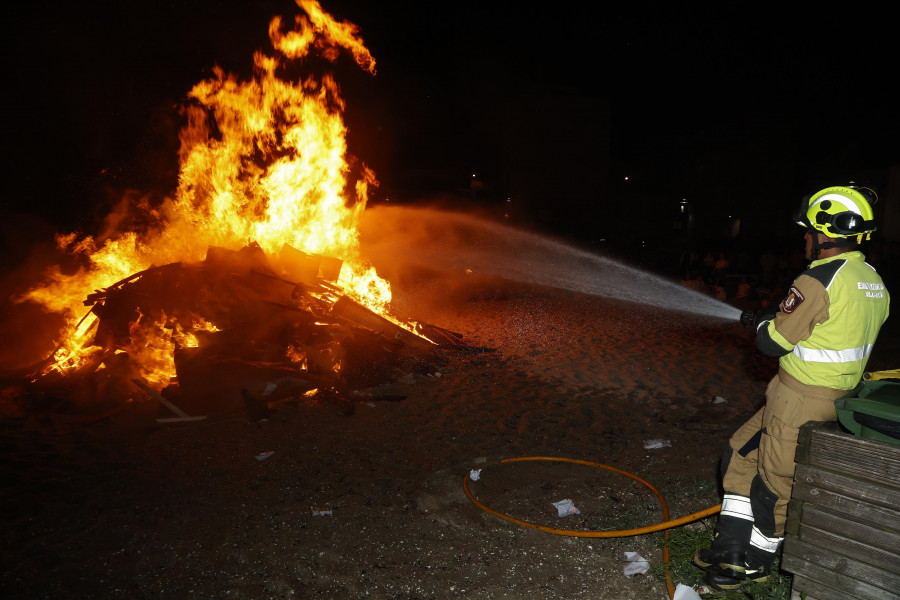 La noche de San Juan se salda con un incendio forestal en Cambados y una alerta por caída al agua en Sanxenxo