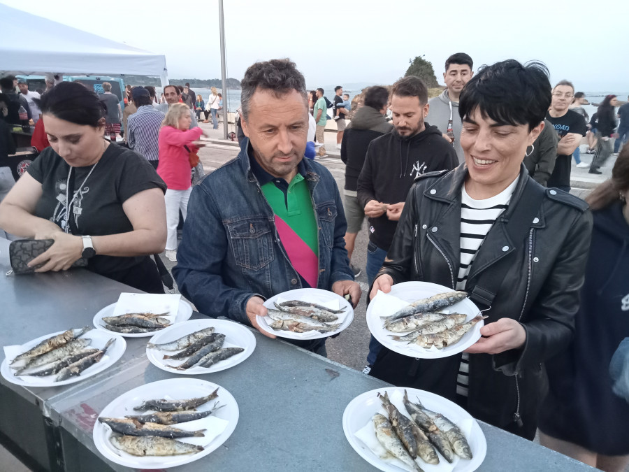 Multitudinaria sardinada de San Xoán en Palmeira y abarrote en la verbena con DJ Tito Maverick