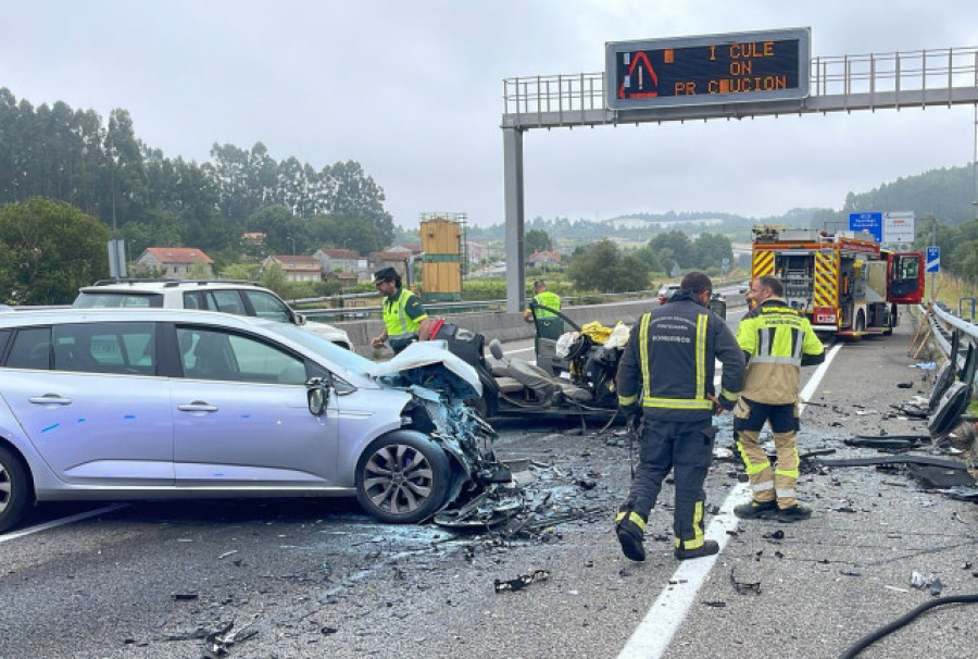 Los dos hombres heridos en el accidente de la Autovía en Meis permanecen graves en la UCI