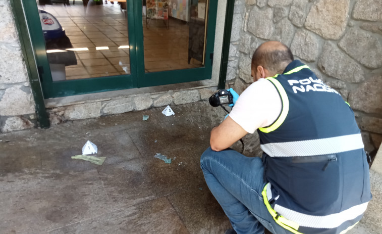 Arrojados un par de cócteles molotov contra el chiringuito de la playa de O Vilar, en Ribeira