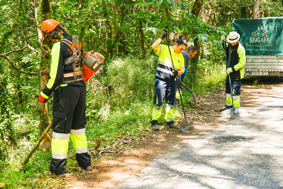 El Ayuntamiento de A Pobra confía de nuevo la roza y limpieza de sus caminos y vías a las Ecobrigadas de Amicos