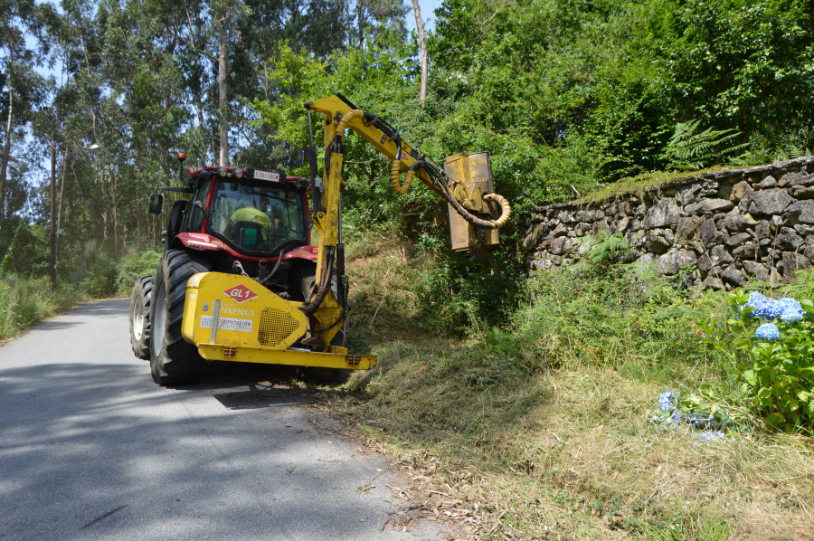 Vilanova invierte 80.000 euros en el desbroce y limpieza de los márgenes de las carreteras