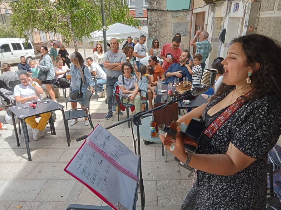La irrupción de la lluvia en las primeras horas de la noche impide que pueda continuar la fiesta de San Xoán en Bandourrío, en Ribeira