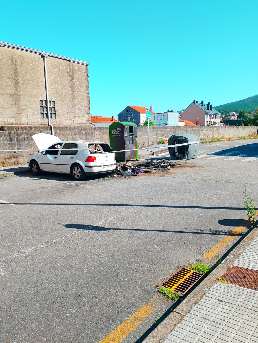 Arden contenedores y muebles en tres zonas distintas de Vilagarcía