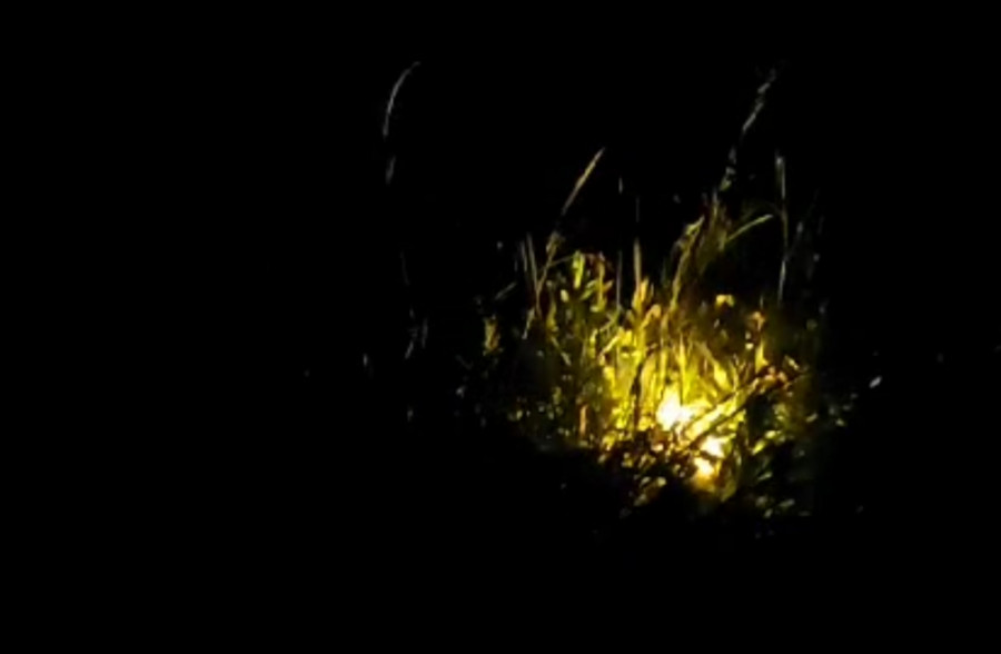 La rotura de un cable de torreta de media tensión provoca pequeños incendios en la parroquia de Olveira, en Ribeira