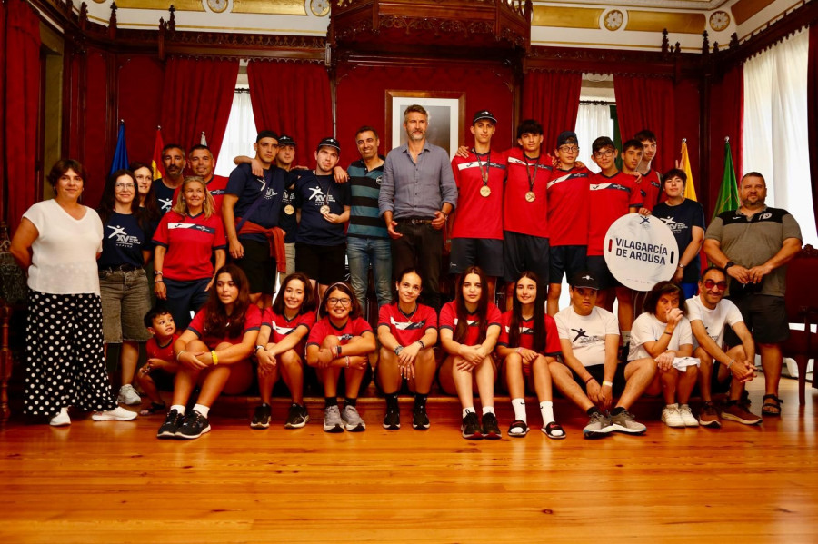 Alberto Varela recibe a los deportistas que acudieron a los Xogos do Eixo Atlántico