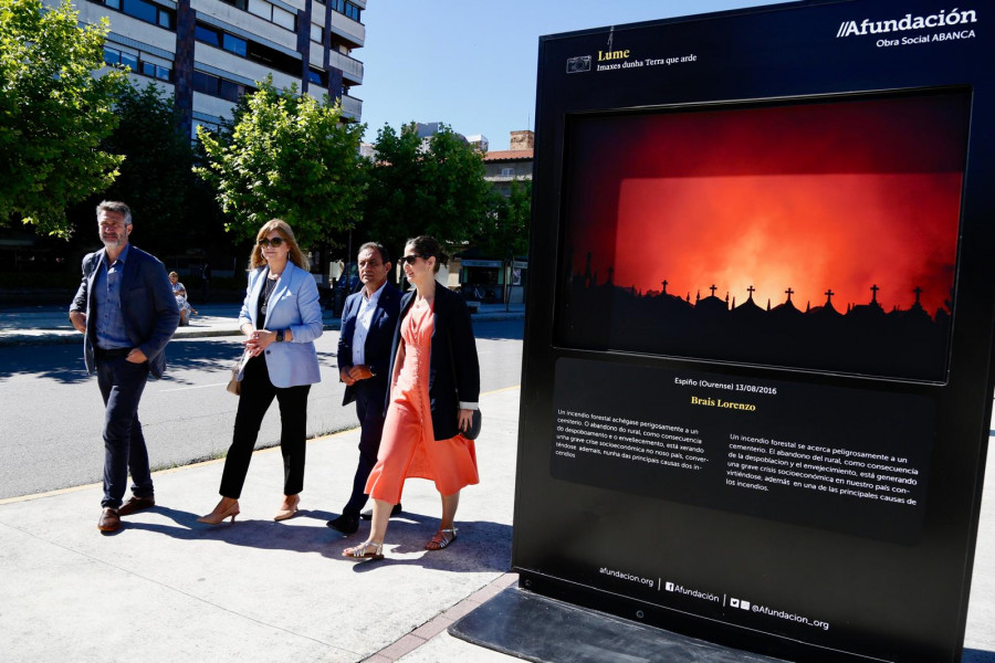 Una exposición fotográfica muestra la realidad de los incendios en Galicia en Vilagarcía