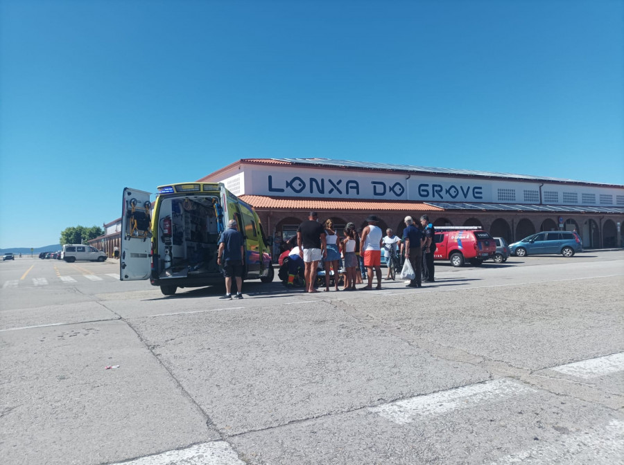 Un hombre sufre una caída en bicicleta en O Grove y tiene que ser trasladado en ambulancia