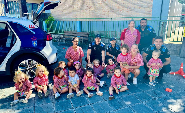 Los niños de la Escola Infantil de Vilanova conocen el trabajo de la Policía Local