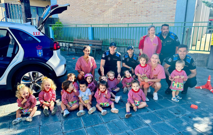 Los niños de la Escola Infantil de Vilanova conocen el trabajo de la Policía Local