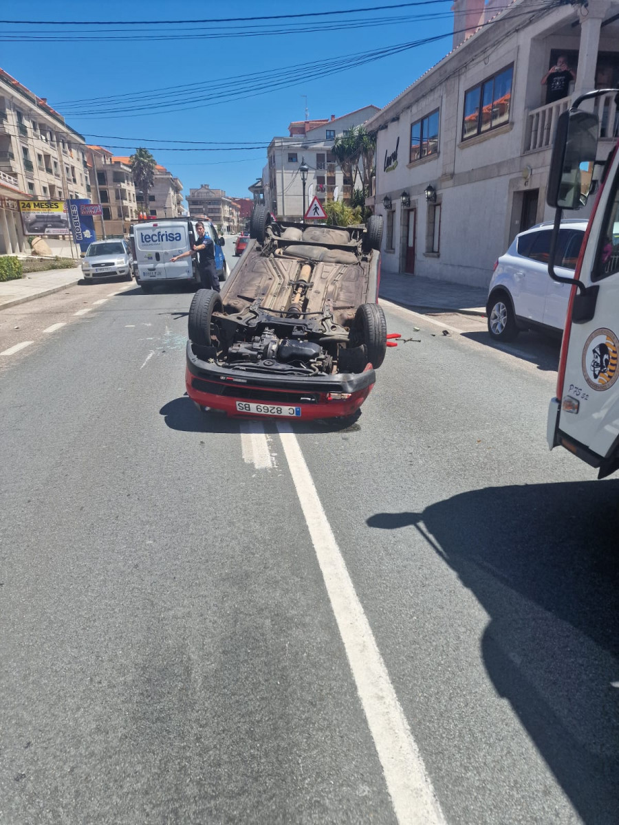 Una mujer resulta herida al volcar el coche en el que viajaba en Noalla