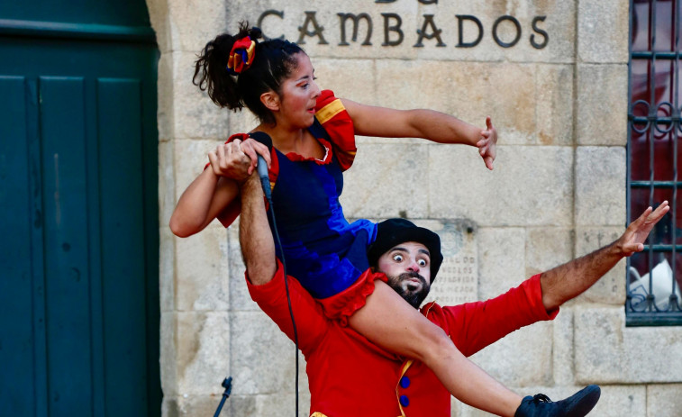 El circo urbano llena de color y diversión las calles del centro de Cambados