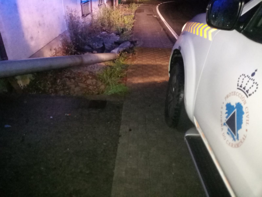 Un vehículo choca contra una farola en el límite entre Boiro y A Pobra de la AC-305, corta un camino y deja sin iluminación a la zona