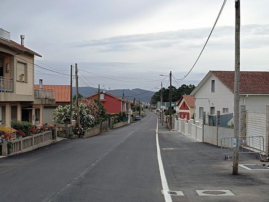 Sanxenxo ultima la mejora de la carretera de Arnosa a falta del retranqueo de los postes
