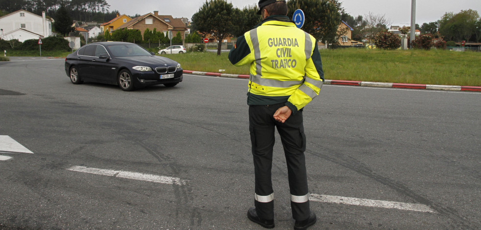Huye en su motocicleta de un control policial en la PO-548 en Catoira