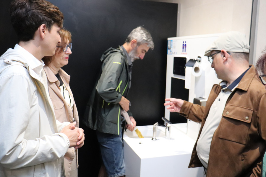 Ribeira estrena el primer baño adaptado para personas ostomizadas en el Auditorio