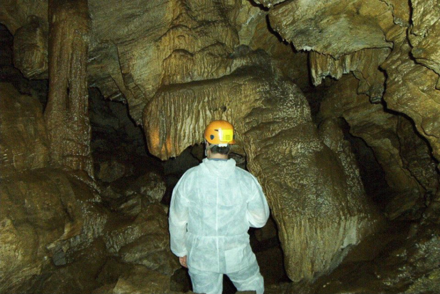 La Asociación Río Gallo de Cuntis organiza una actividad de espeleología en la sierra de O Courel