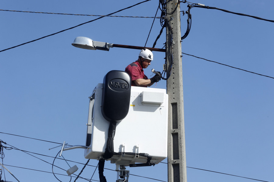 A Illa sustituirá el alumbrado de una decena de calles para ampliar el paso a led