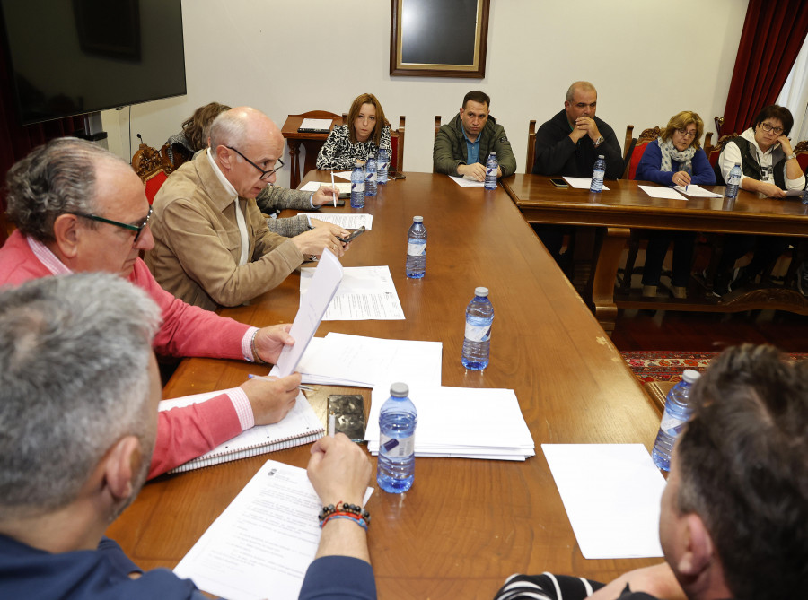 Tenso Pleno en Vilanova con la presencia de afectados por los terrenos del centro comercial