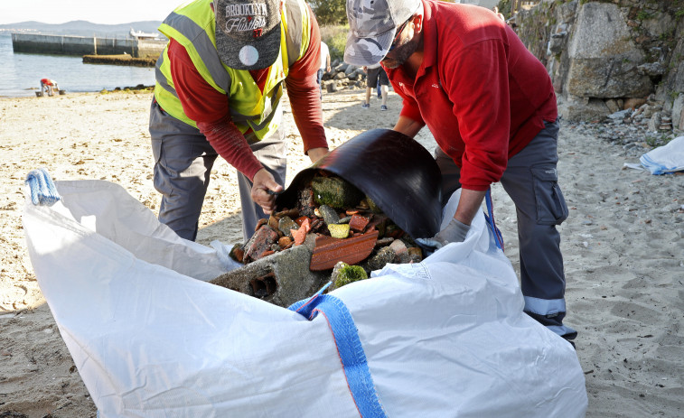 Exitosa limpieza de basura y residuos en la playa canina de O Castelete