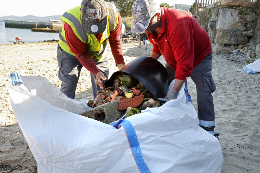 Exitosa limpieza de basura y residuos en la playa canina de O Castelete
