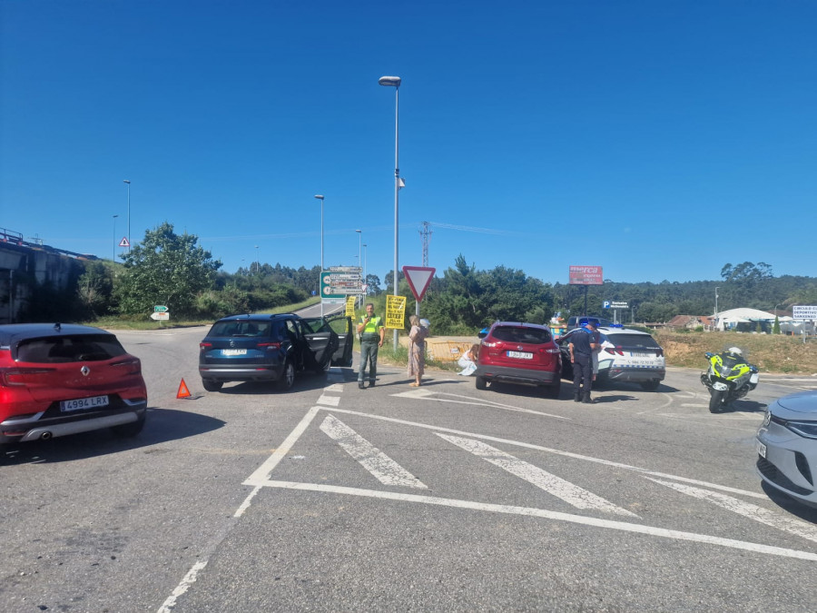 Una mujer resulta herida en un accidente de tráfico en la rotonda de O Vinquiño