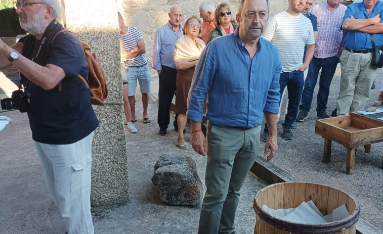La Asociación de Amigos de Salgadeira enseña a “facer a chanca” a un colectivo de Sabucedo