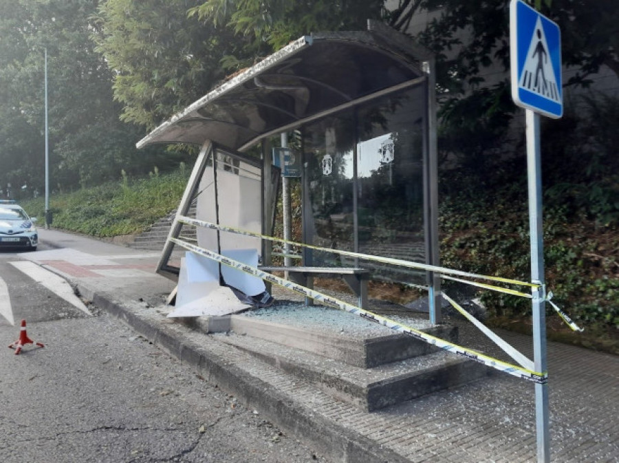 Un coche aparcado en Lugo se desplaza 100 metros cuesta abajo sin conductor y destroza una marquesina