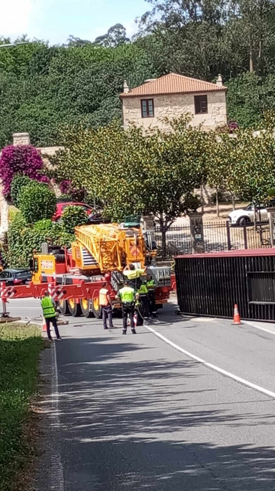 Un camión pierde su carga en la carretera que une Caldas y Moraña